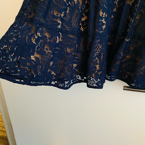 Banana Republic Sleeveless Blue Lace Cocktail Dress. Nude lining. Size 14. - Picture 4 of 7